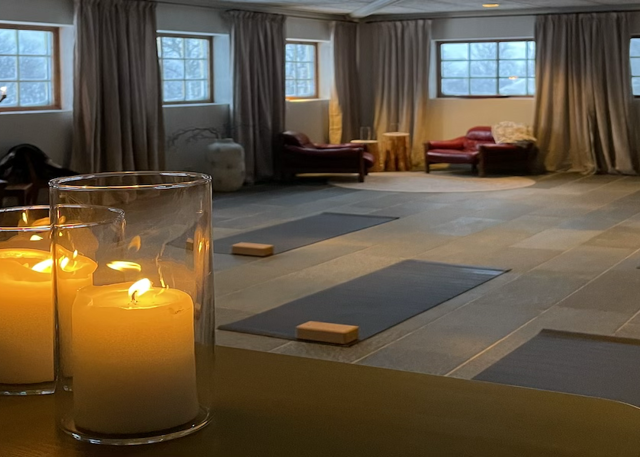 Yoga mattor på ett golv