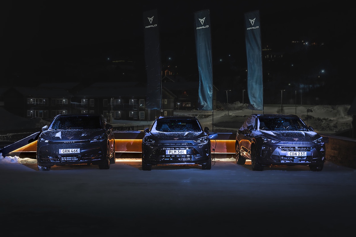 Tre bilar av märket Cupra i Tänndalen kvällsstid.