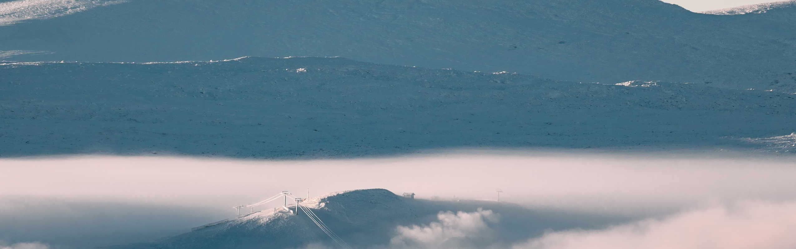 Fjällvy med snö och moln i Tänndalen.
