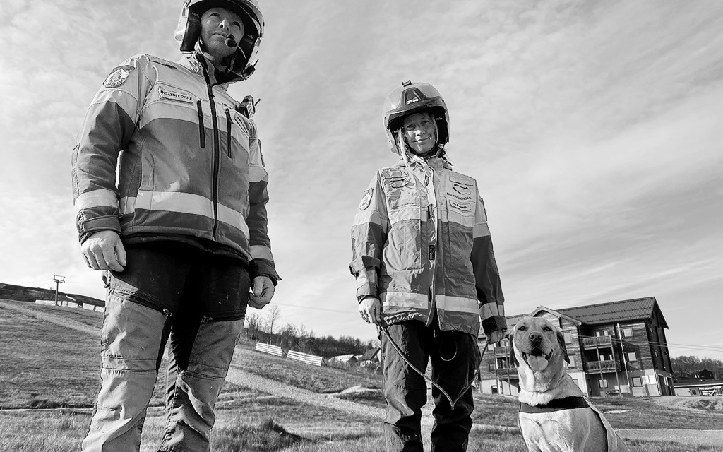 Två fjällräddare och en räddningshund.