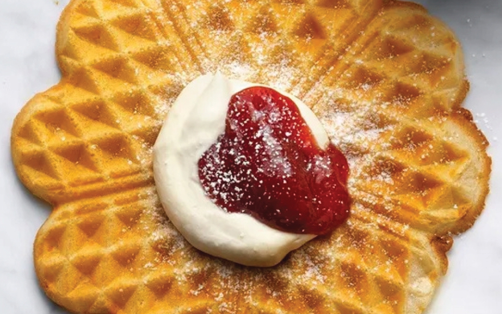 Våffla med sylt och grädde.