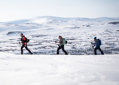 Three skiers on the mountain in Tänndalen.