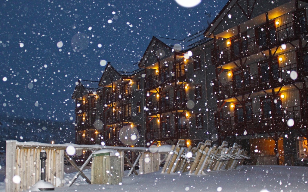 Ski Lodge Tänndalen med snöfall i luften.