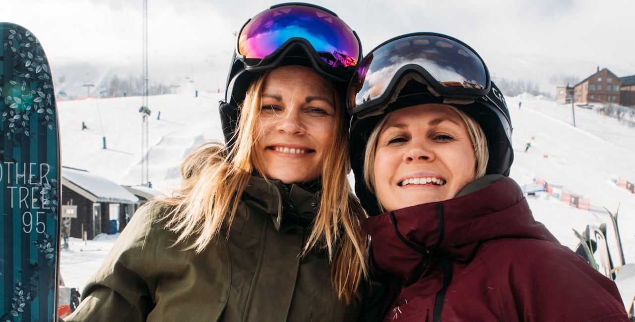 Two women embracing on the ski slopes in Tänndalen.