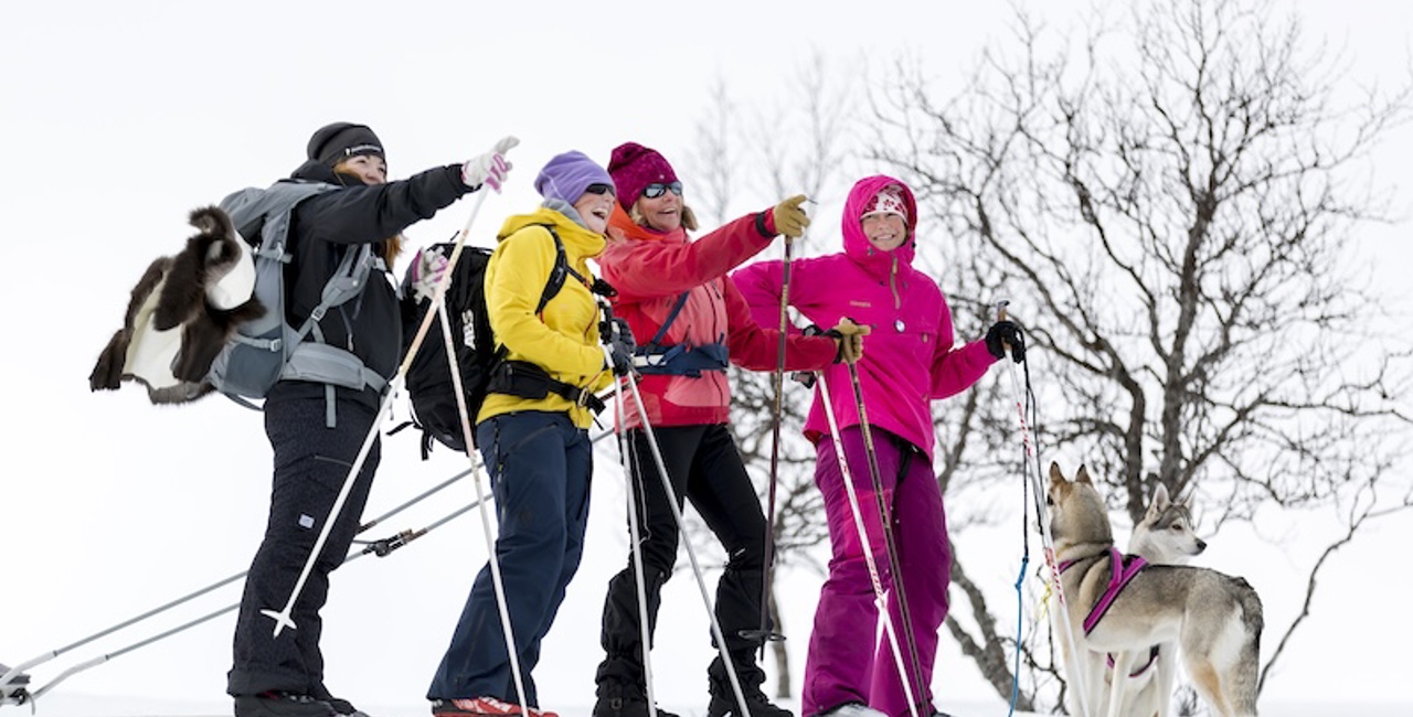 Frya personer på tur med hund