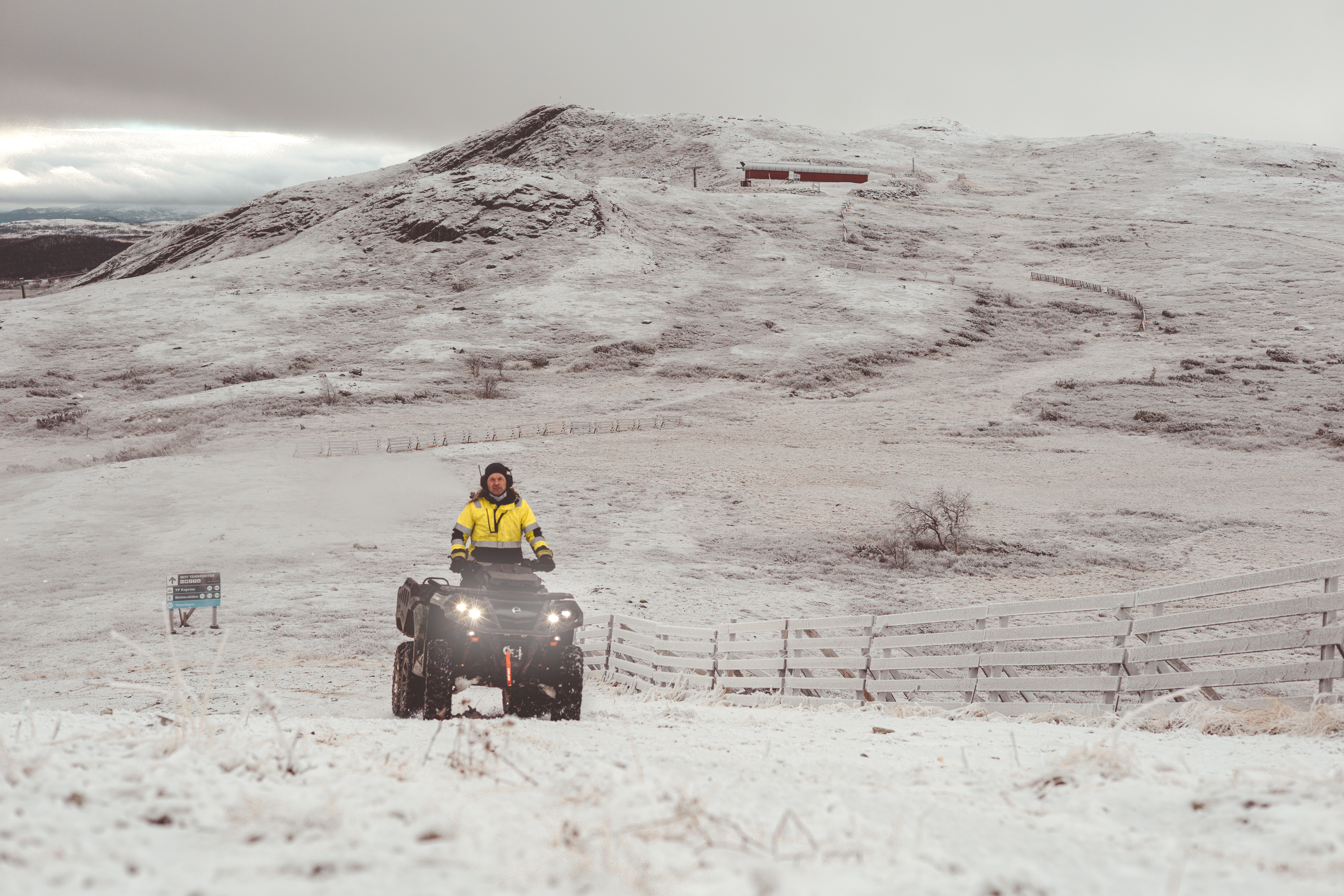 Snömakaren man på fyrhjuling