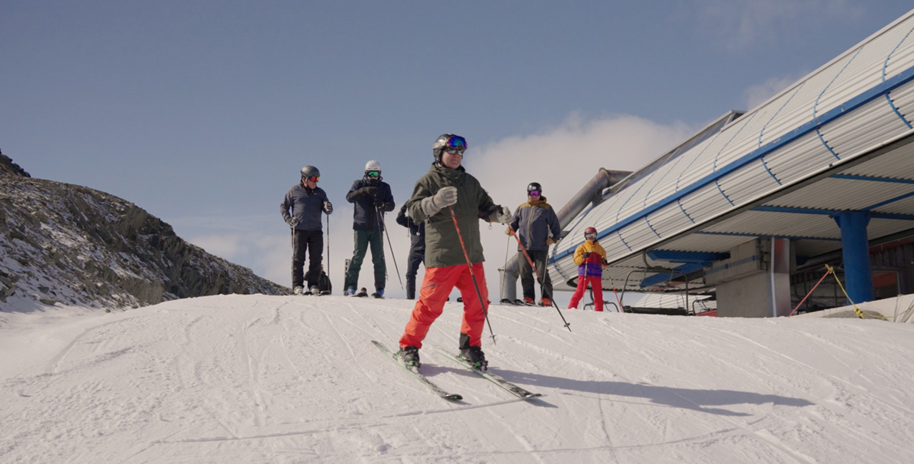 En skidåkare på väg nedför skidbacken i Tännporten, Tänndalen.