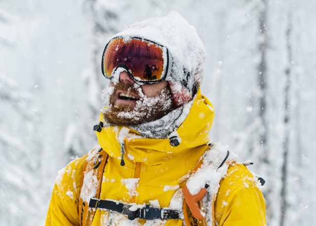 En manlig skidåkare med snö i skägget.