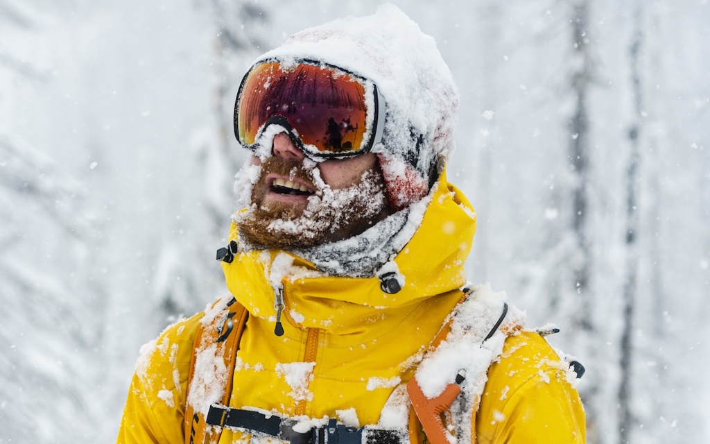En manlig skidåkare med snö i skägget.