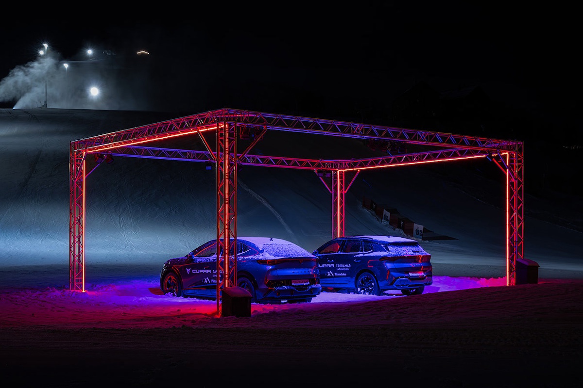 Två bilar av märket Cupra som står parkerade i skidbacken i Tänndalen.