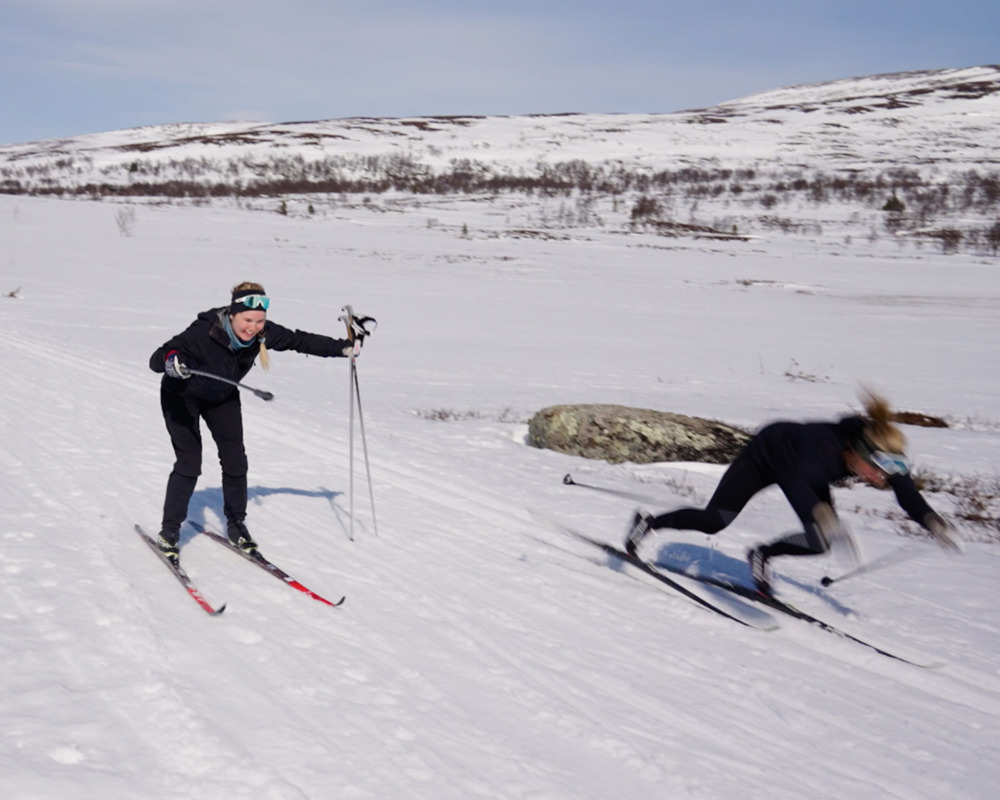 Två tjejer som åker längdskidor i Tänndalen.