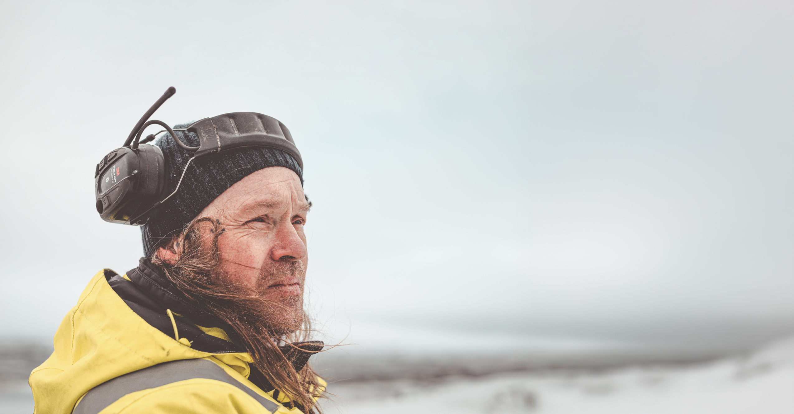 Man med pelterkåpor