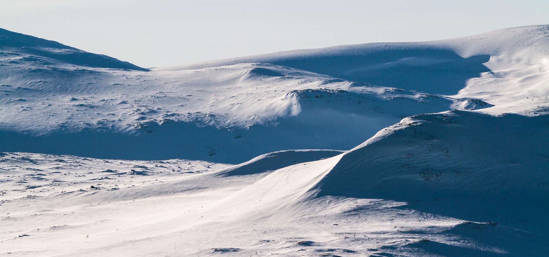 Vy i fint ljus på ett fjäll i Tänndalen.