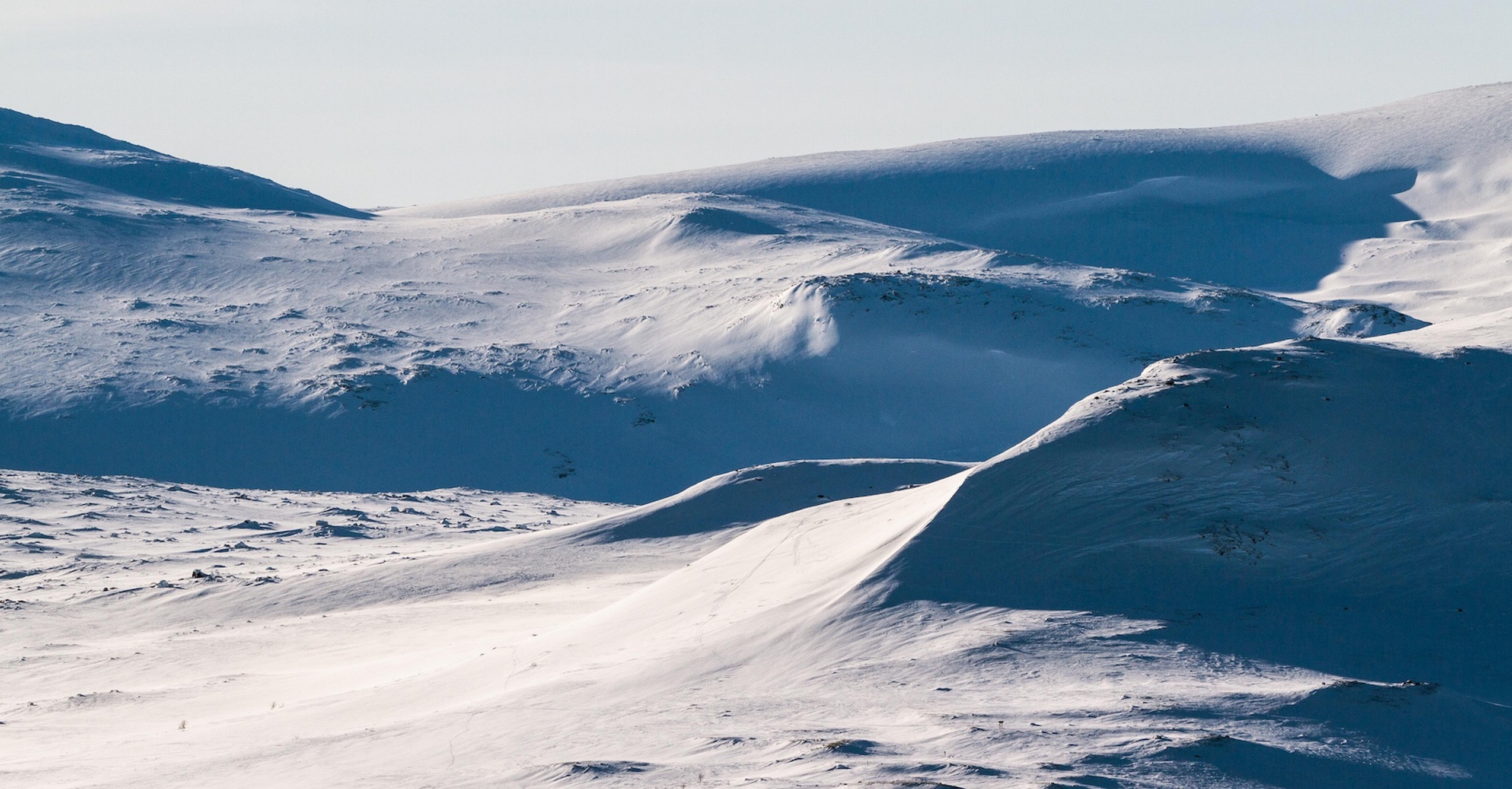 Vy i fint ljus på ett fjäll i Tänndalen.